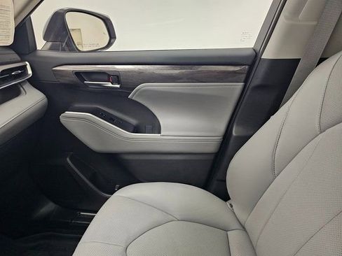 Used 2024 Toyota Highlander Limited image 23