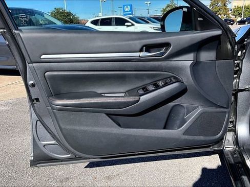 Used 2025 Nissan Altima 2.5 SR image 17