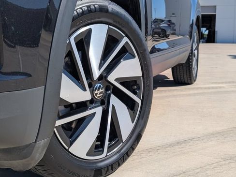 Used 2025 Volkswagen Atlas SE FWD image 2