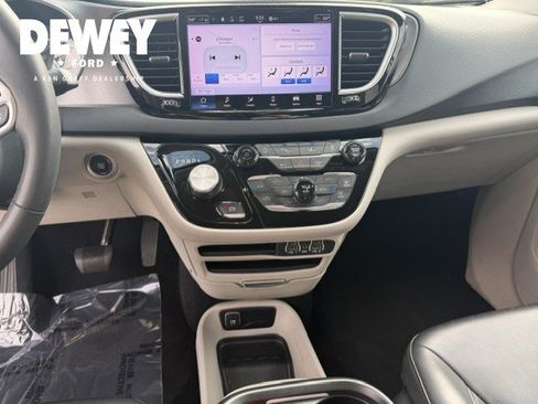 Used 2023 Chrysler Pacifica Touring-L FWD image 16