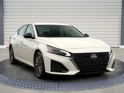 Used 2025 Nissan Altima 2.5 SV FWD image 1
