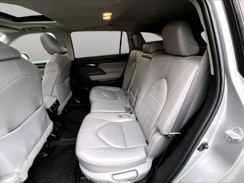 Used 2023 Toyota Highlander XLE AWD/4WD image 20