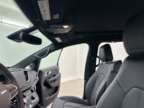 New 2026 Chrysler Pacifica Limited image 28
