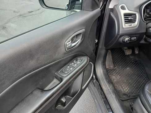 Used 2018 Jeep Compass Latitude w/ Popular Equipment Group AWD/4WD image 5