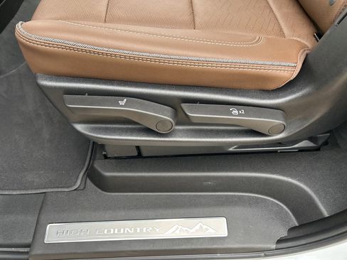 Used 2024 Chevrolet Suburban High Country image 20