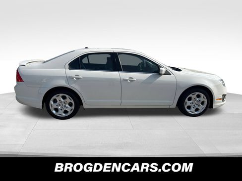 Used 2011 Ford Fusion SE FWD image 2