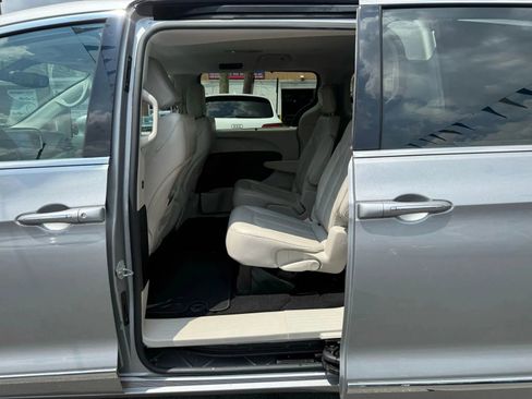 Used 2017 Chrysler Pacifica Touring-L w/ Tire & Wheel Group FWD image 44