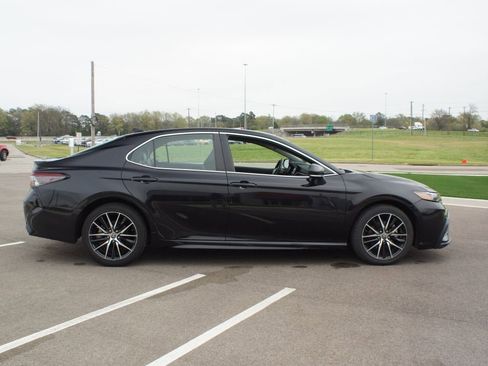 Used 2024 Toyota Camry SE image 18