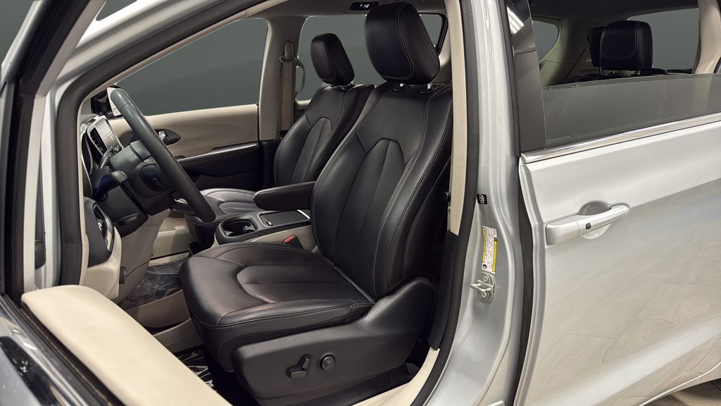 Used 2024 Chrysler Pacifica Touring-L FWD image 9