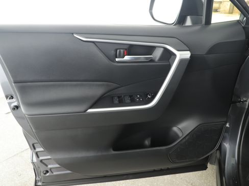 Used 2022 Toyota RAV4 XLE w/ Convenience Package image 6