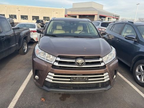 Used 2017 Toyota Highlander XLE image 2
