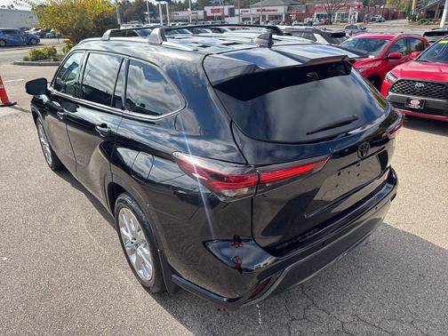 Used 2024 Toyota Highlander Limited AWD/4WD image 5