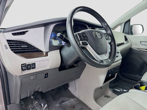 Used 2020 Toyota Sienna XLE w/ XLE Navigation Package AWD/4WD image 11