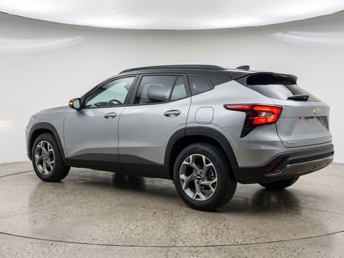 Used 2025 Chevrolet Trax LT w/ LT Convenience Package FWD image 6