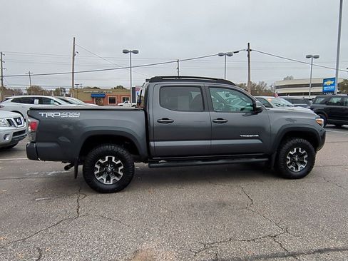 Used 2022 Toyota Tacoma TRD Off-Road image 9