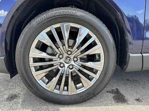 Used 2024 Toyota Venza Limited image 12