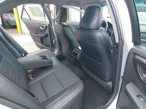 Used 2015 Toyota Camry SE FWD image 11