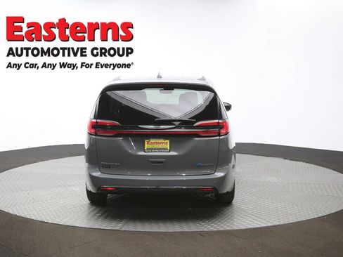 Used 2022 Chrysler Pacifica Touring-L image 37