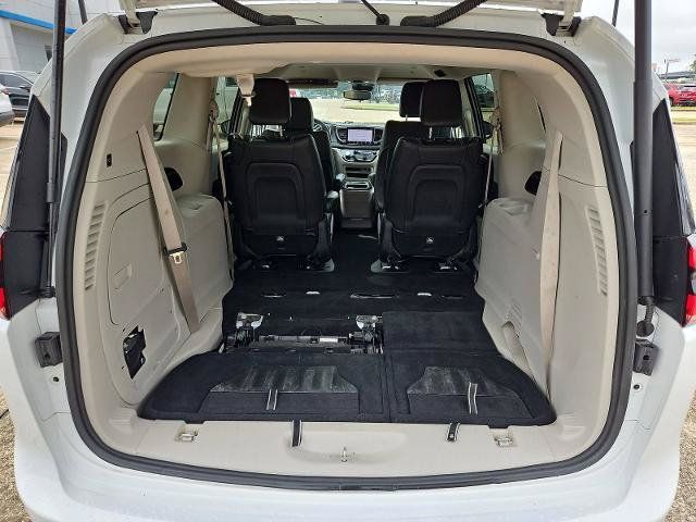 Used 2023 Chrysler Pacifica Touring-L FWD image 23