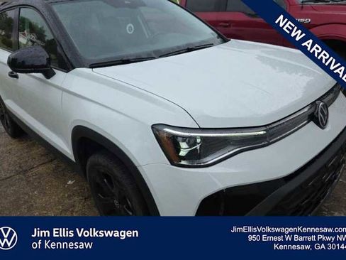 Used 2025 Volkswagen Taos SE AWD/4WD image 1