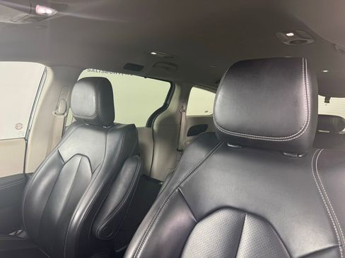 Used 2023 Chrysler Pacifica Touring-L image 2