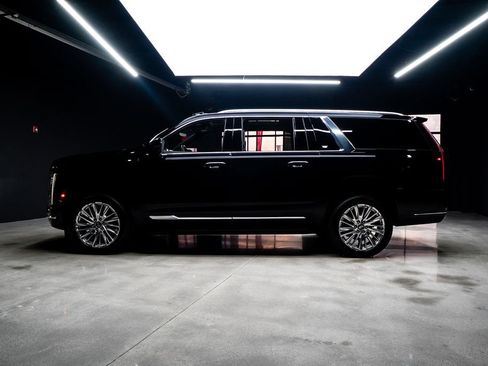 Used 2025 Cadillac Escalade ESV Premium Luxury AWD/4WD image 23