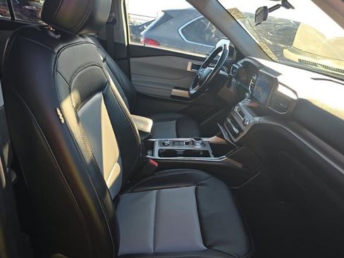 Used 2023 Ford Explorer XLT w/ Equipment Group 202A AWD/4WD image 4
