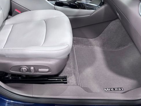 Used 2017 Chevrolet Malibu Premier w/ Premier Sun and Wheel Package image 17