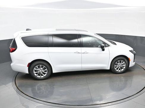 New 2027 Chrysler Pacifica Select AWD/4WD image 27