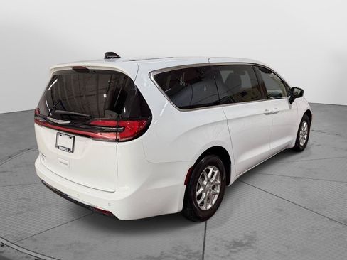 Used 2025 Chrysler Pacifica Select FWD image 14