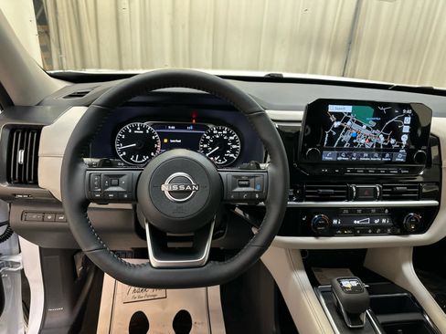 New 2025 Nissan Pathfinder SL image 3
