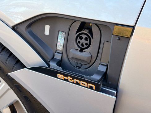 Used 2019 Audi e-tron Premium Plus image 5