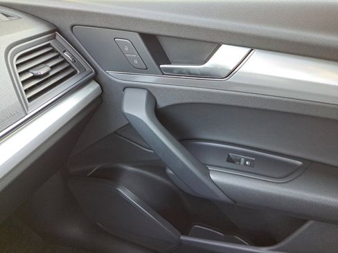 Used 2020 Audi Q5 2.0T Premium w/ Titanium Sport Package image 28