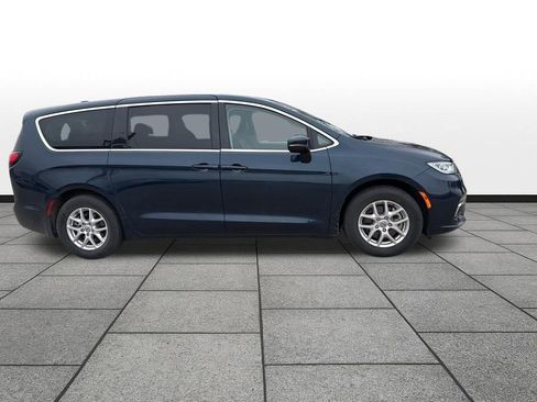 Used 2023 Chrysler Pacifica Touring-L image 19