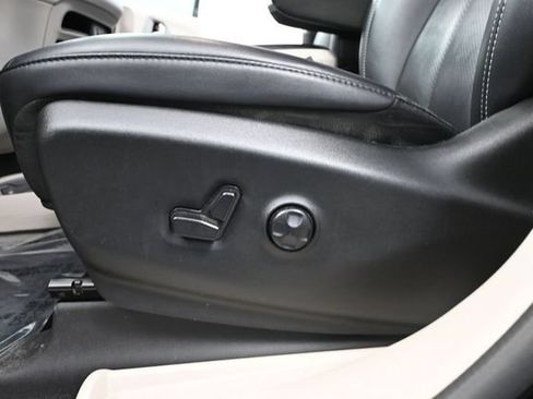 Used 2024 Chrysler Pacifica Touring-L FWD image 20