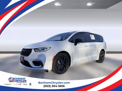 New 2024 Chrysler Pacifica Limited w/ Uconnect Theater Family Group