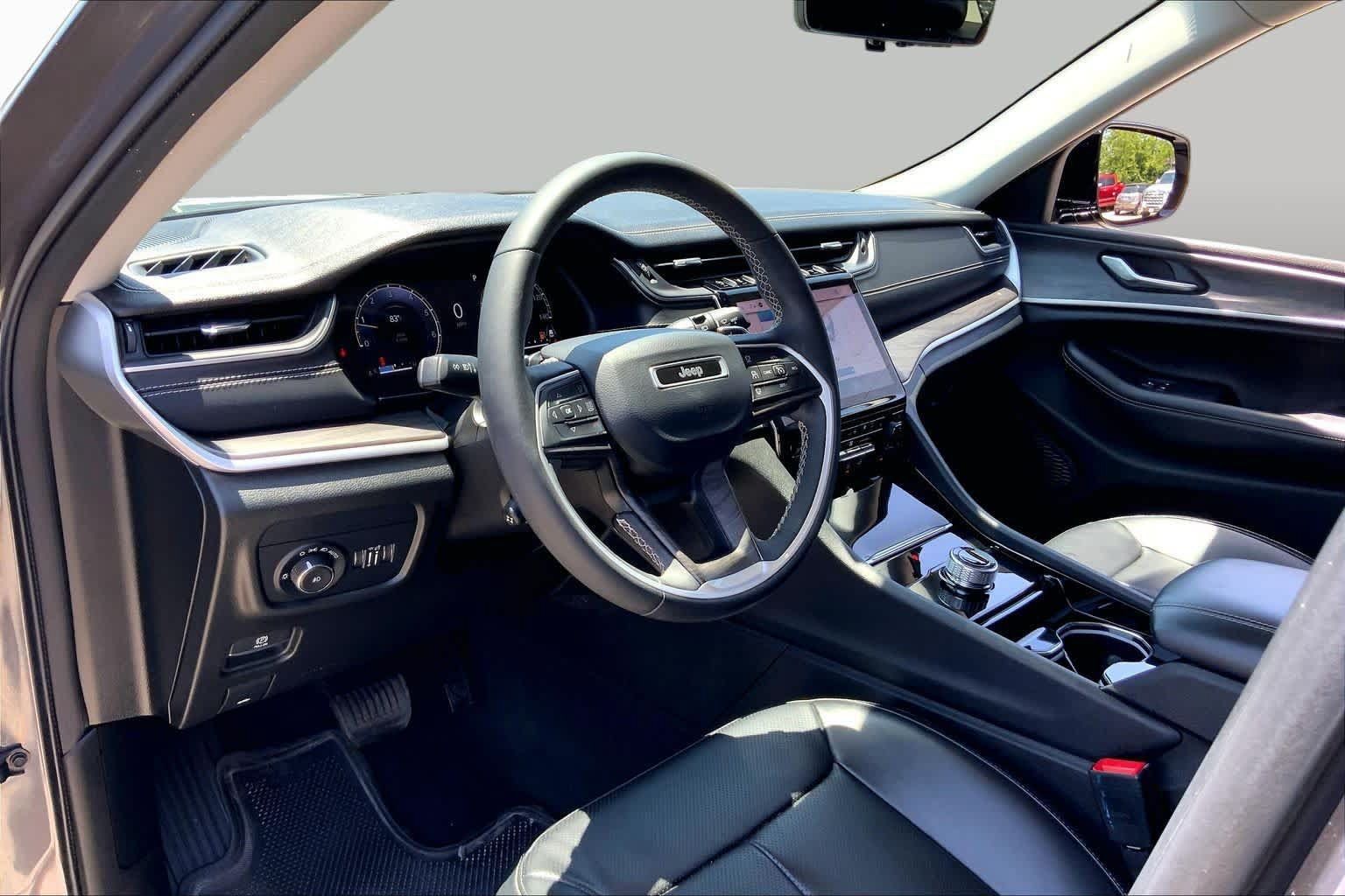 Used 2023 Jeep Grand Cherokee L Limited w/ Luxury Tech Group II RWD image 17