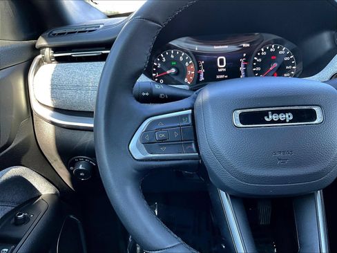 Used 2025 Jeep Compass Latitude w/ Sun & Sound Group AWD/4WD image 14