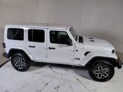 Certified 2025 Jeep Wrangler Unlimited Sahara AWD/4WD image 9