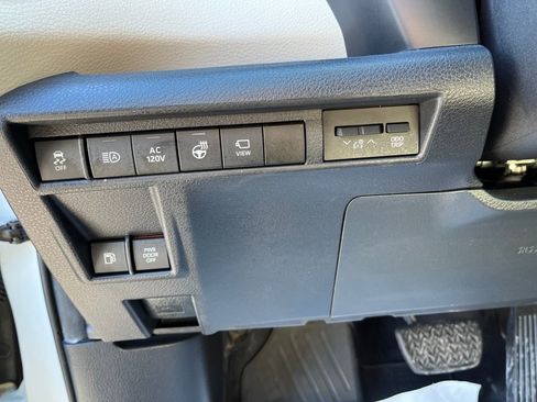 Used 2021 Toyota Sienna Limited image 38