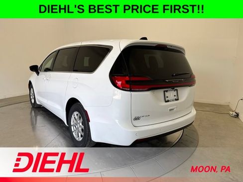New 2027 Chrysler Pacifica Select FWD image 5