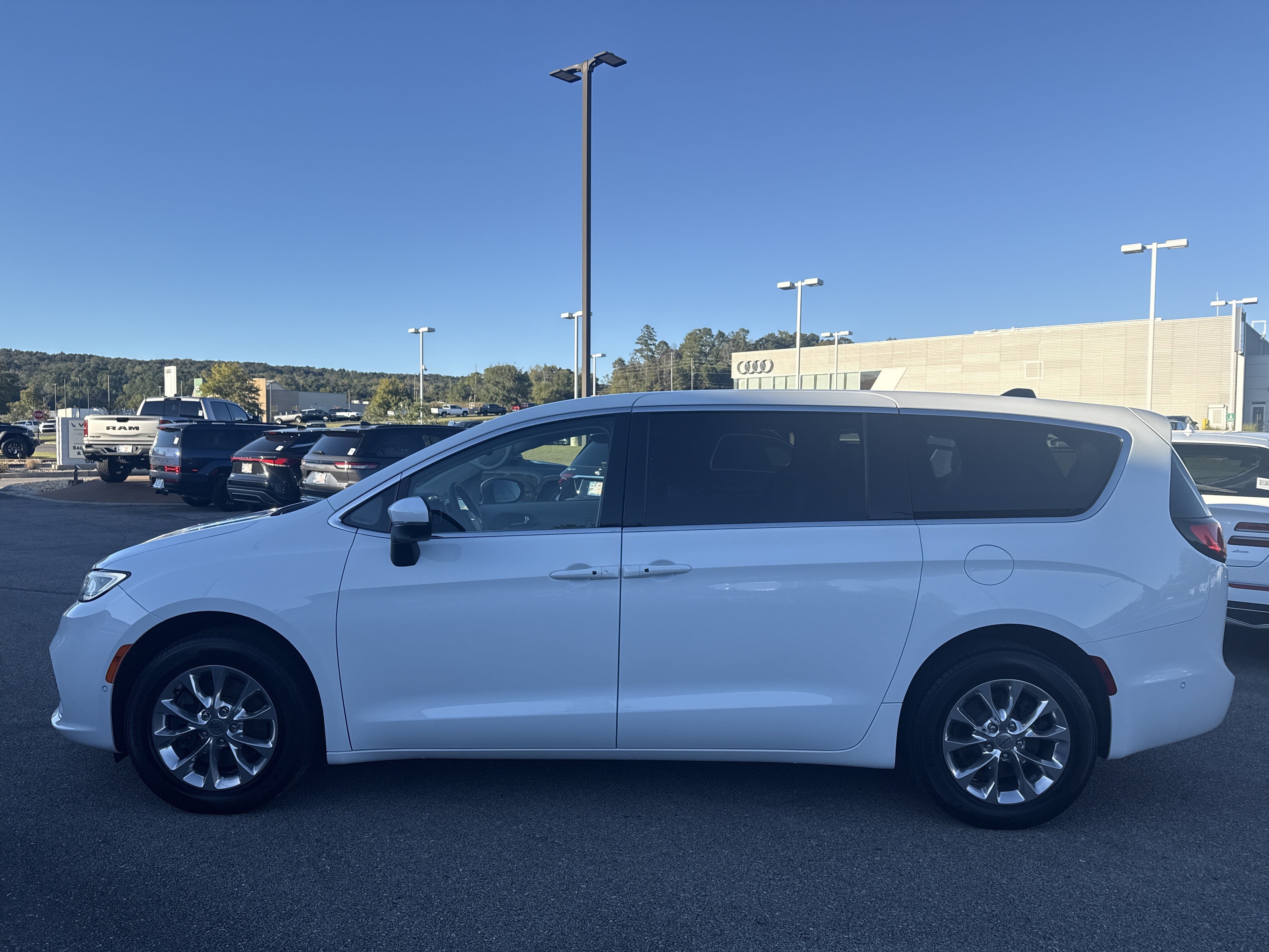Used 2023 Chrysler Pacifica Touring-L w/ Uconnect Theater Family Group AWD/4WD image 4