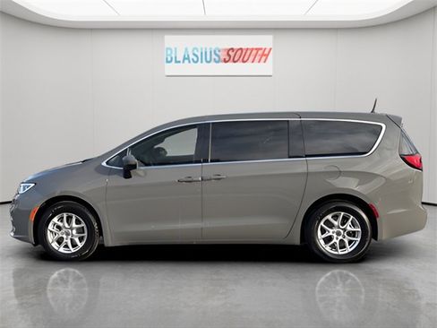 Used 2023 Chrysler Pacifica Touring-L image 6