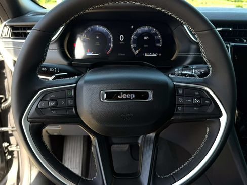 Used 2025 Jeep Grand Cherokee Altitude AWD/4WD image 21