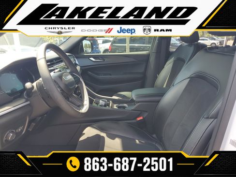 Used 2024 Jeep Grand Cherokee L Altitude RWD image 12