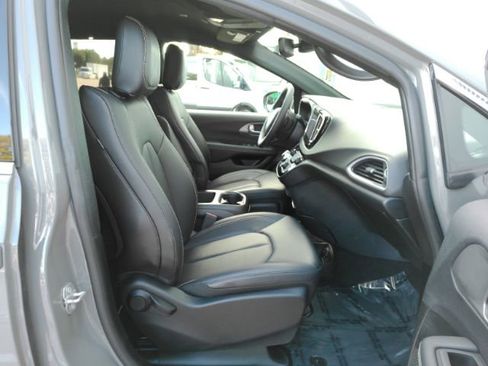 Used 2025 Chrysler Pacifica Select image 21
