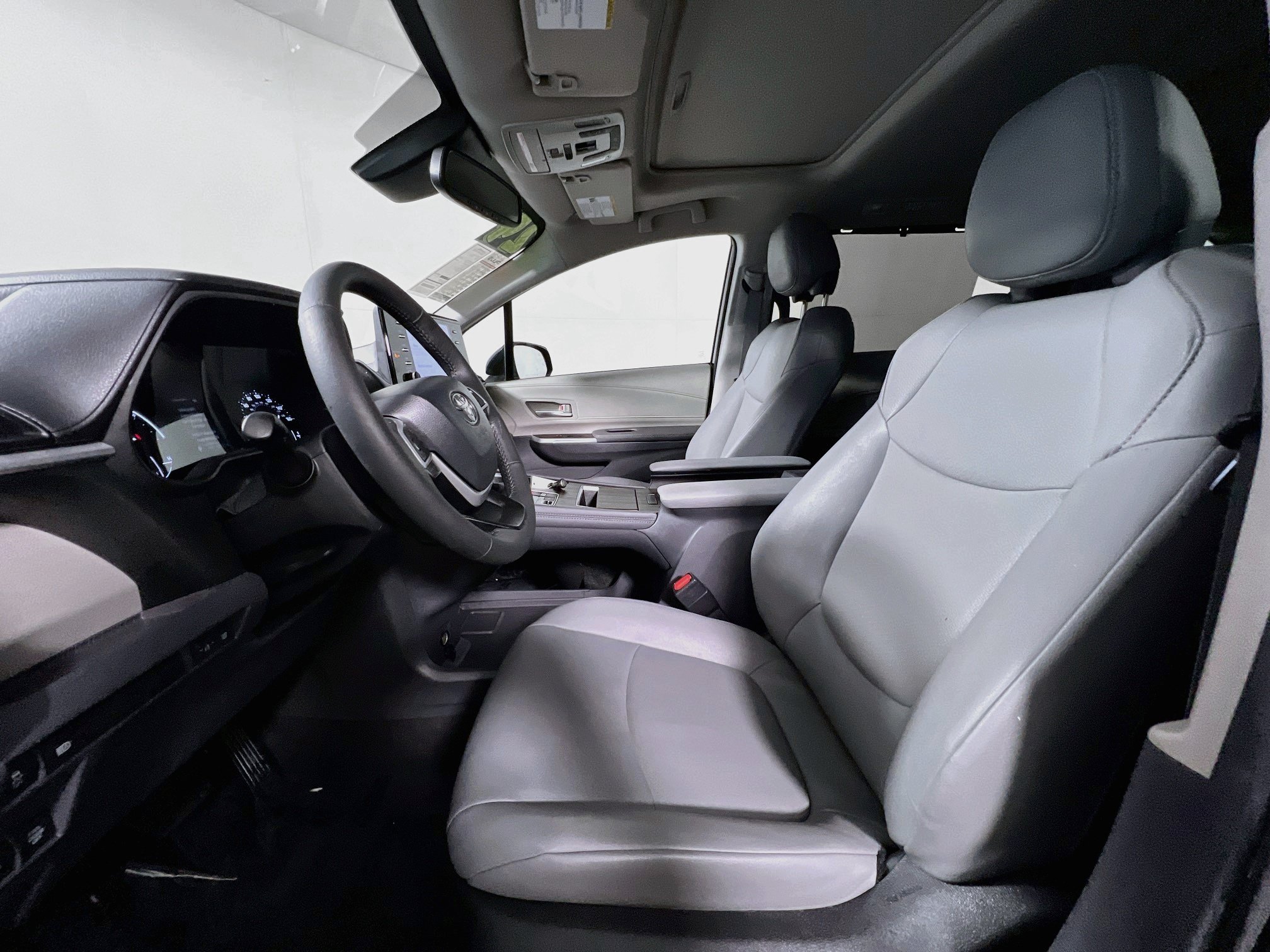 Used 2024 Toyota Sienna XLE FWD image 15