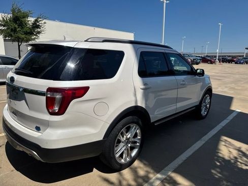 Used 2017 Ford Explorer XLT w/ Equipment Group 202A FWD image 4