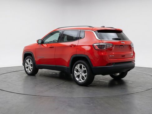Used 2025 Jeep Compass Latitude AWD/4WD image 6