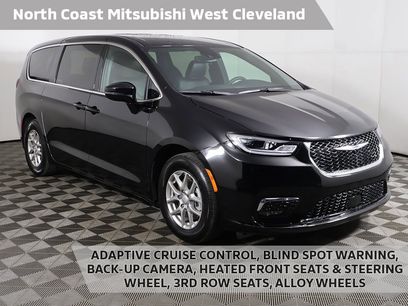 Used 2025 Chrysler Pacifica Select